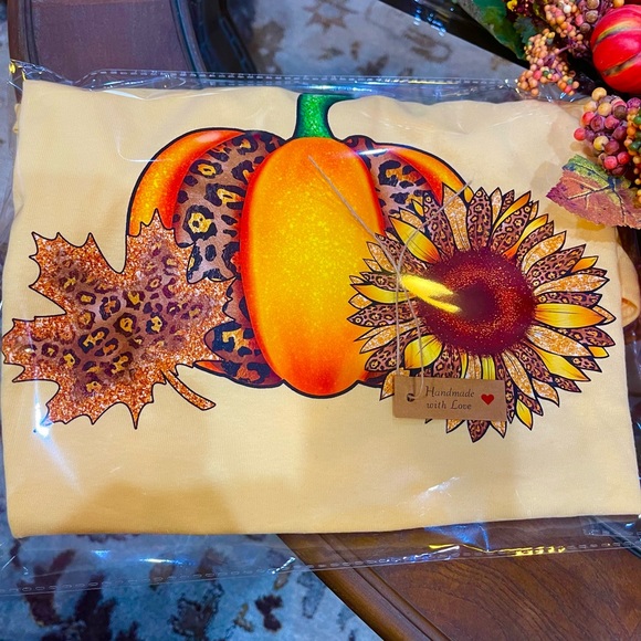 Customized graphic tee womens - Picture 2 of 2